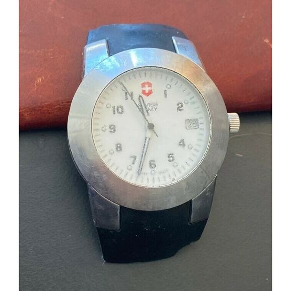 Men's 40mm Silver Tone Victorinox Swiss Made Swiss Army Watch, WR 100M - Picture 1 of 4